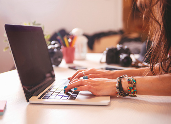 ragazza che scrive al computer